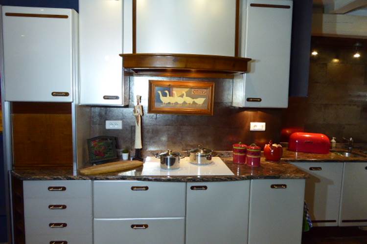 Grande cuisine équipée au rez-de-chaussée