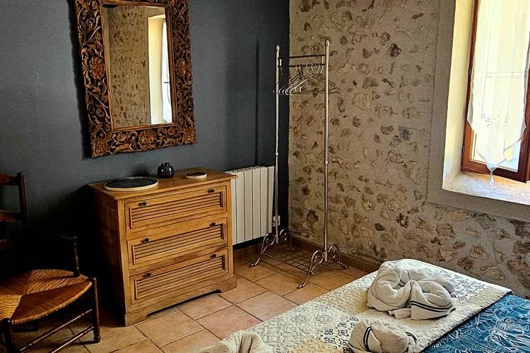 commode et portant pour vêtements chambre 2