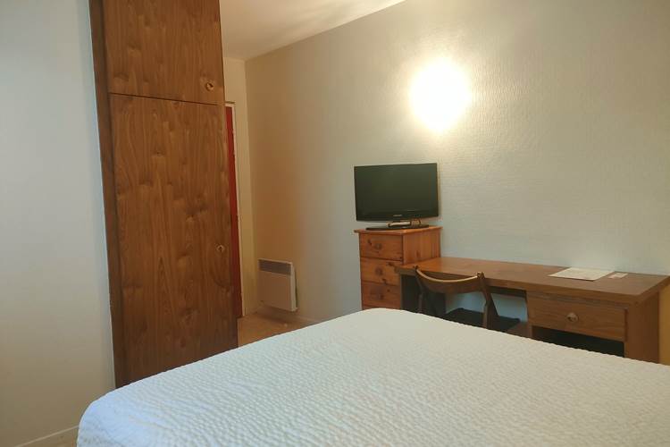 Bureau, télévision et rangements de la Chambre 5 Locaplage