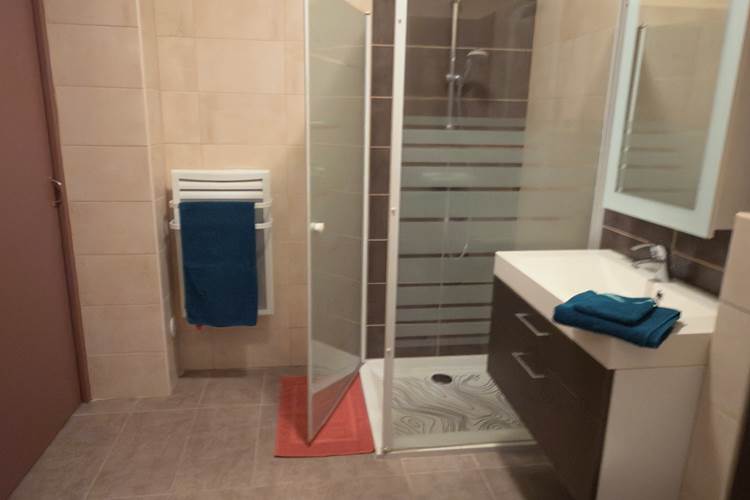 spacieuse salle de bain renovée dans hebergement a bar le duc