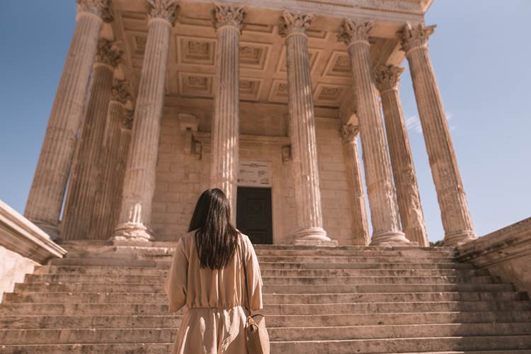 think big in front of the Maison Carrée