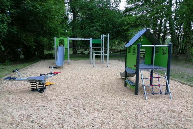 Aire de jeux sur l'étang
