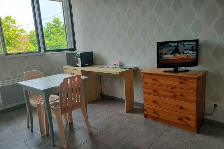 locaplage-pilotis-studio12-04-coin-repas-tv.jpg