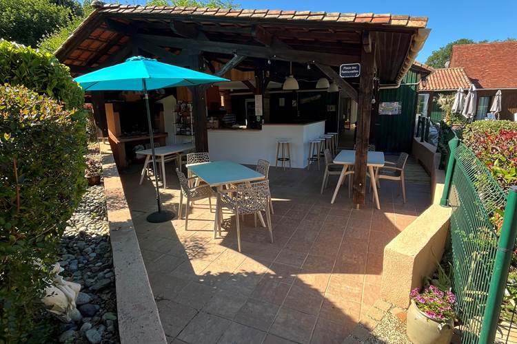 Terrasse et bar