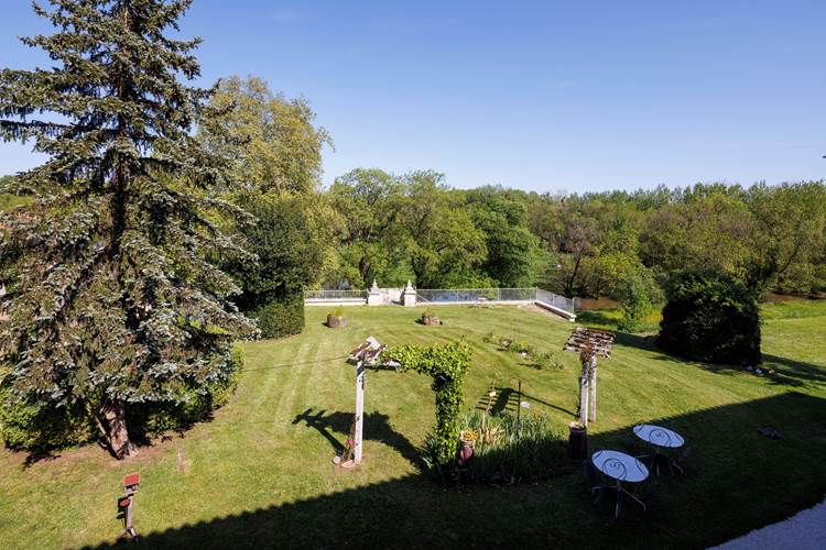 Le parc et la rivière en contrebas