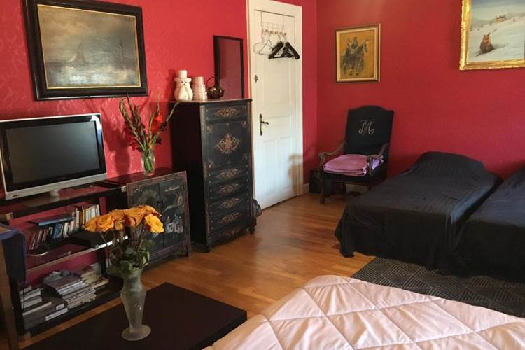 CHAMBRES-GUEBWILLER-Chambre-Quadruple-avec-Salle-de-Bains-Commune-4-personnes-Télévision