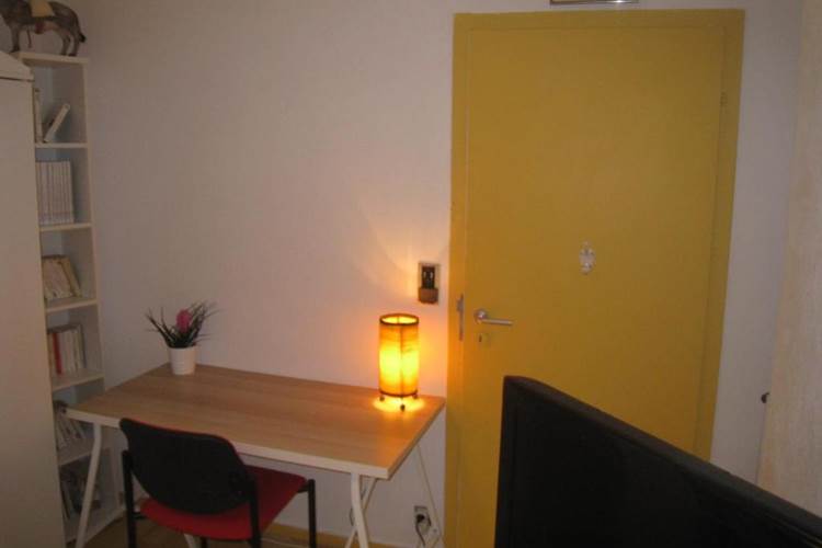 CHAMBRES-GUEBWILLER-Chambre-Simples-avec-Salle-de-Bains-Privative-1-Personne-Bureau