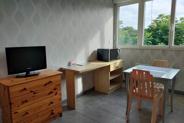 locaplage-pitchou-studio16-04-coin-repas-bureau.jpg