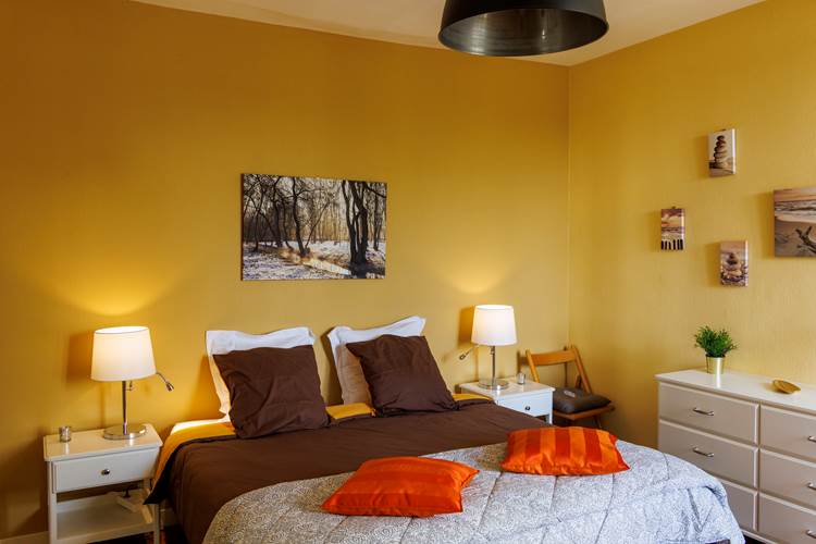 Une chambre baignée de lumière