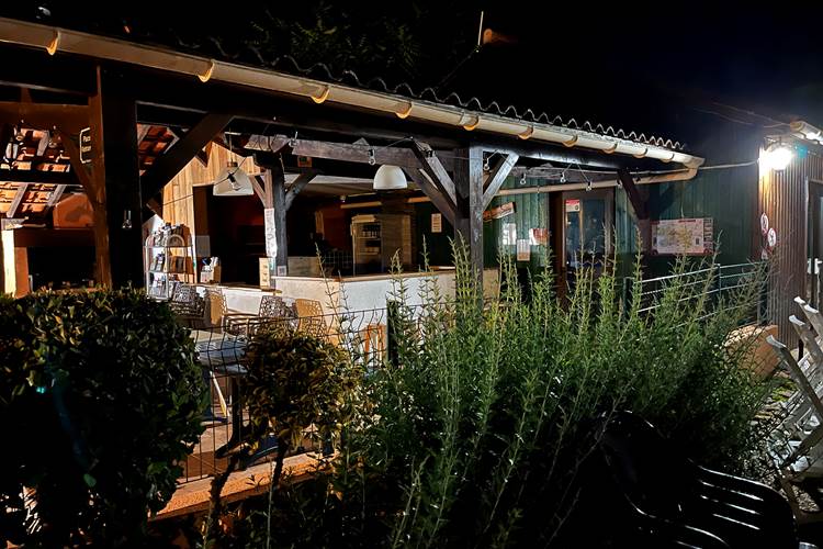 coin terrasse avec bar, four et barbecue