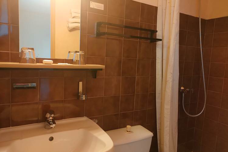 Salle d’eau privative avec douche de la Chambre 5 Locaplage