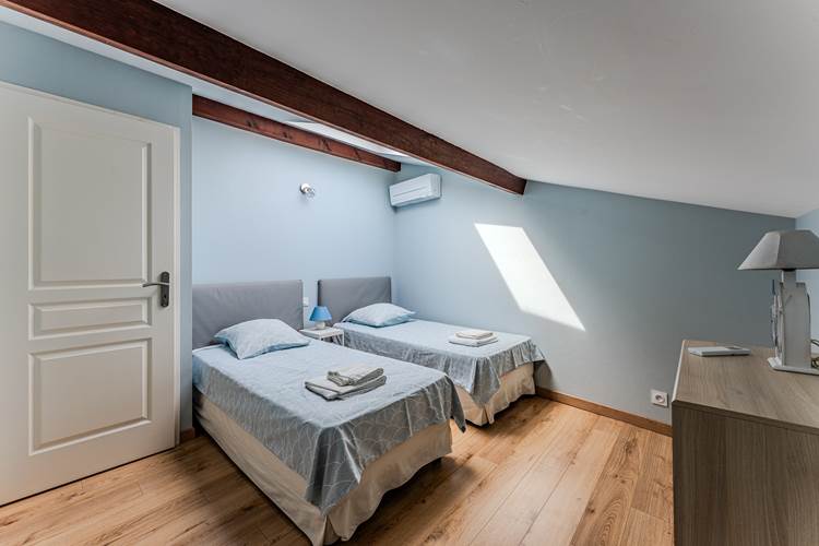 Chambre 2 lits simples gîte 2 climatisée