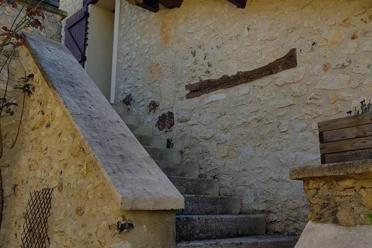 escalier d'accès au gîte Les Eyzies