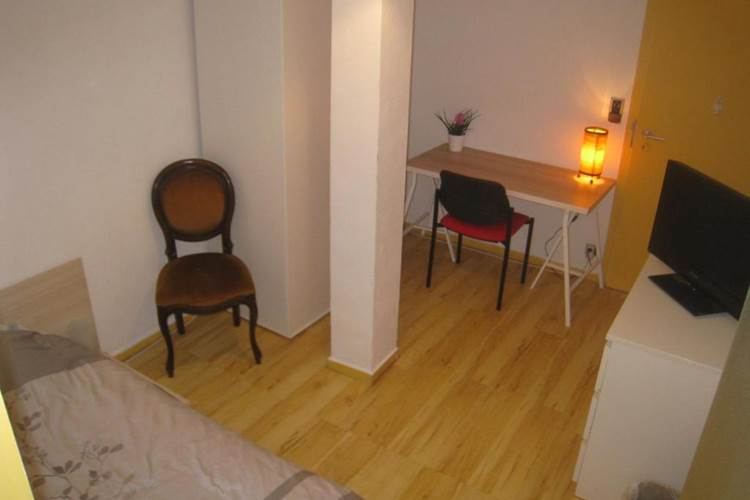 CHAMBRES-GUEBWILLER-Chambre-Simples-avec-Salle-de-Bains-Privative-1-Personne-Télévision