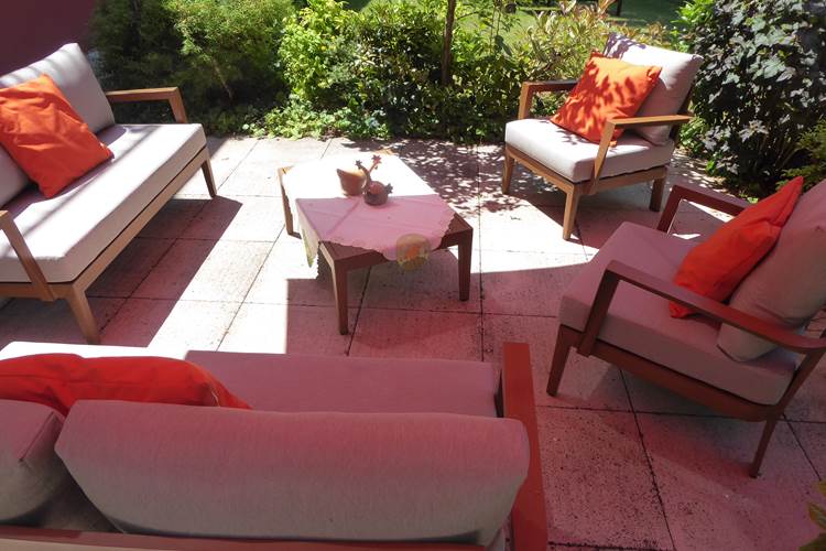 Terrasse du gîte le Châtaignier à Freland