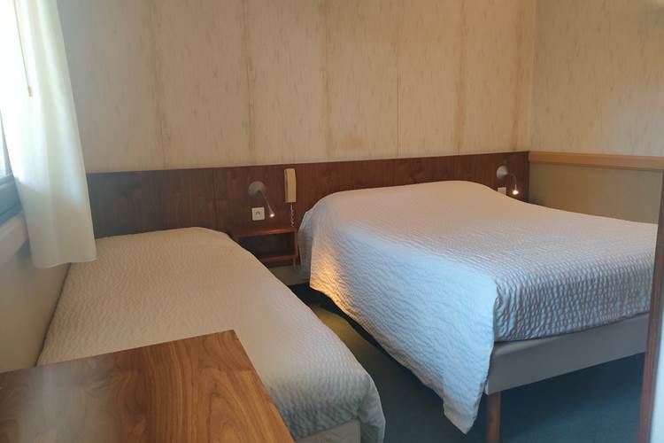 Chambre 2 avec lit double et lit simple chez Locaplage à Taussat