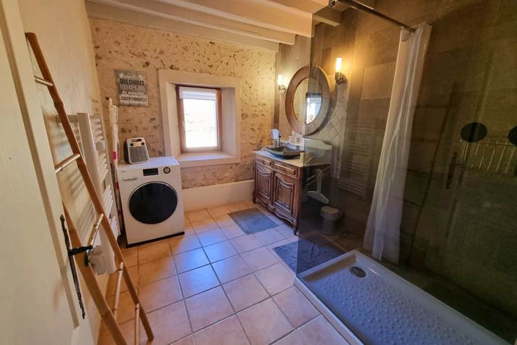 salle d'eau avec grande douche et lave-linge gîte Lascaux