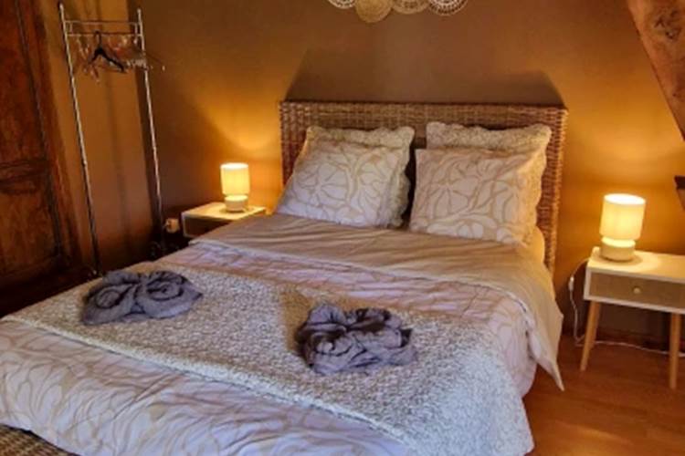 Lit Queen size 160 dans la chambre 2