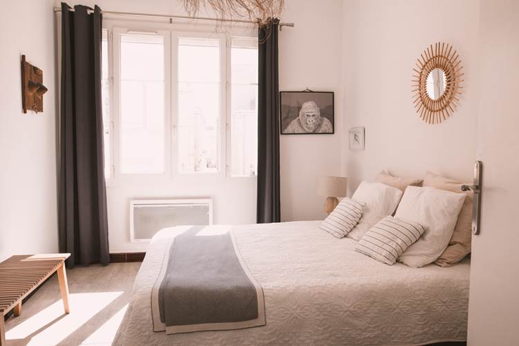 back to the gorilla bedroom, getting ready