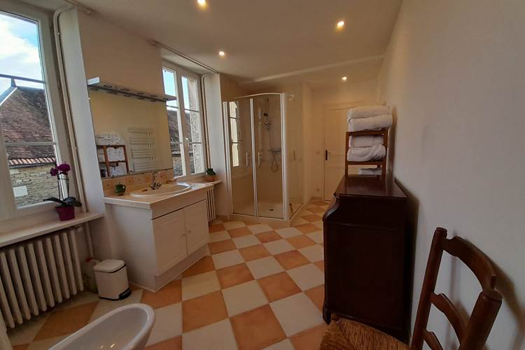 Salle d'eau partagé avec la Chambre Maulnes