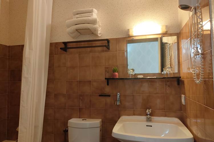 locaplage-pinede-studio15-06-salle-eau.jpg