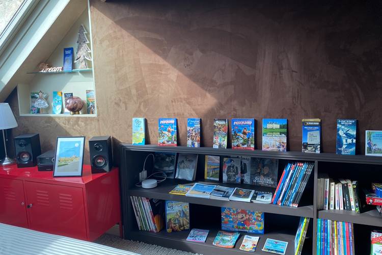 Brochures touristiques et Bibliothèque à disposition