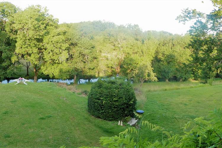 Le parc et la rivière en toile de fond