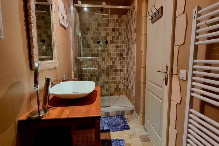 Salle d'eau avec douche lavabo et WC de la chambre 2