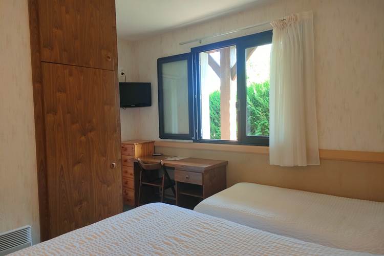 Chambre 2 Locaplage avec bureau, rangements et deux couchages à Taussat