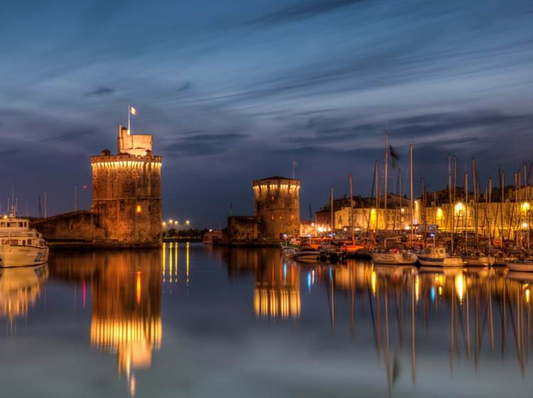 La Rochelle, ses deux tours et son vieux port illuminés dans la nuit