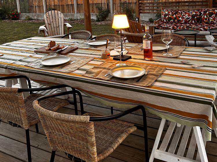 Dresser une table conviviale sur la terrasse de Maison Ginette