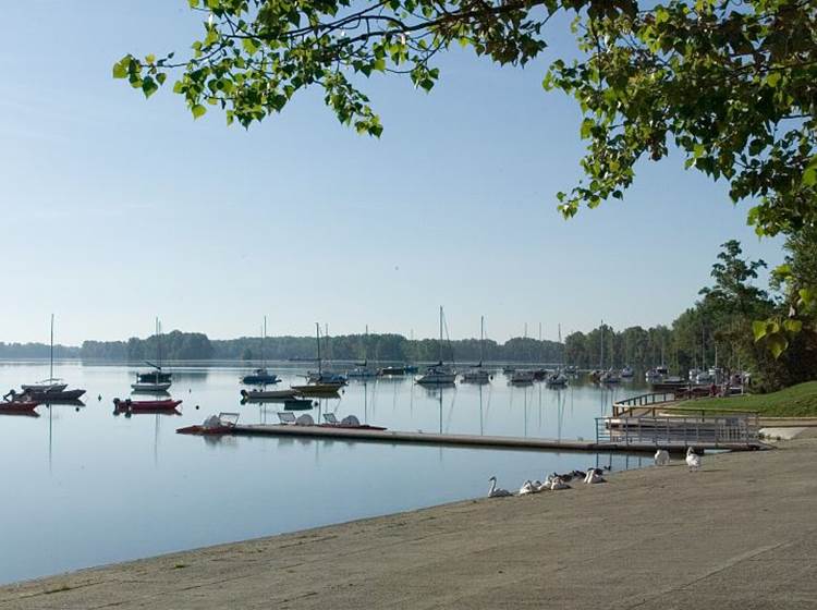 Vue sur le pan d'eau depuis la cale de mise à l'eau