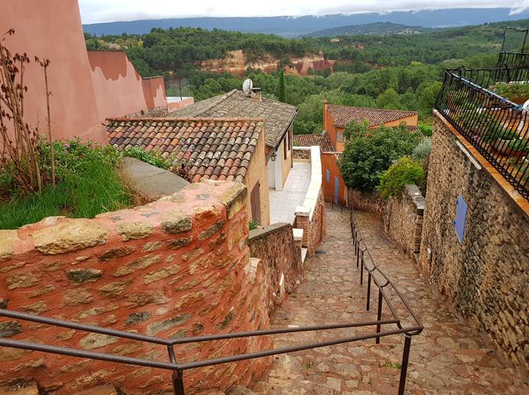 Ruelle de Roussillon, falaise d'ocre et vue sur le massif du Luberon