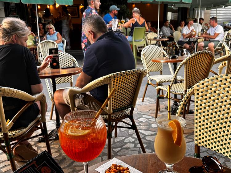 Finir la journée en buvant un verre au bar du commerce à St Pierre