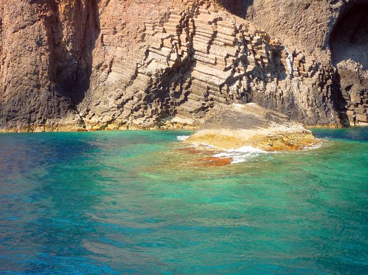 Les escaliers naturels de Scandola dans leurs eaux phosphorescentes