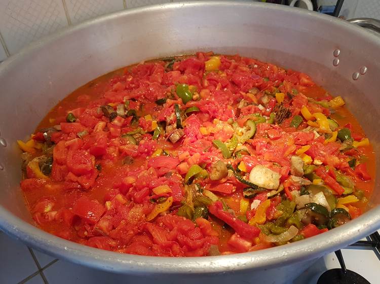 Cuisson de la ratatouille avec des produits frais