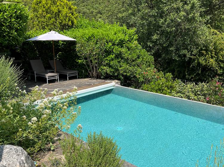 Piscine extérieure à débordement
