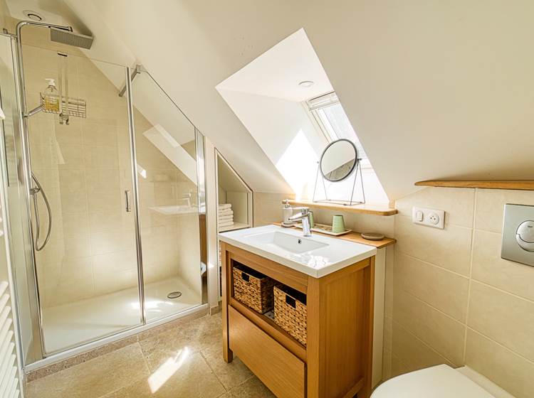 salle-d-eau-douche-wc-en-comble-suite-de-l-atelier-la-verrerie-d-ivoy