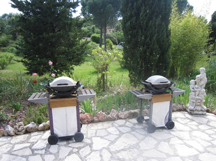à disposition à la la villa les hespérides barbecues à gaz Weber