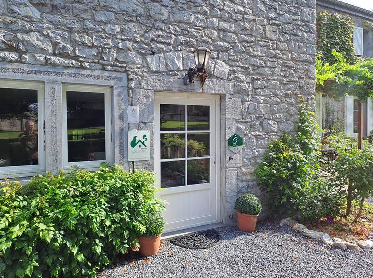 La plaque "Bienvenue Vélo" fixée à côté de la porte du gîte