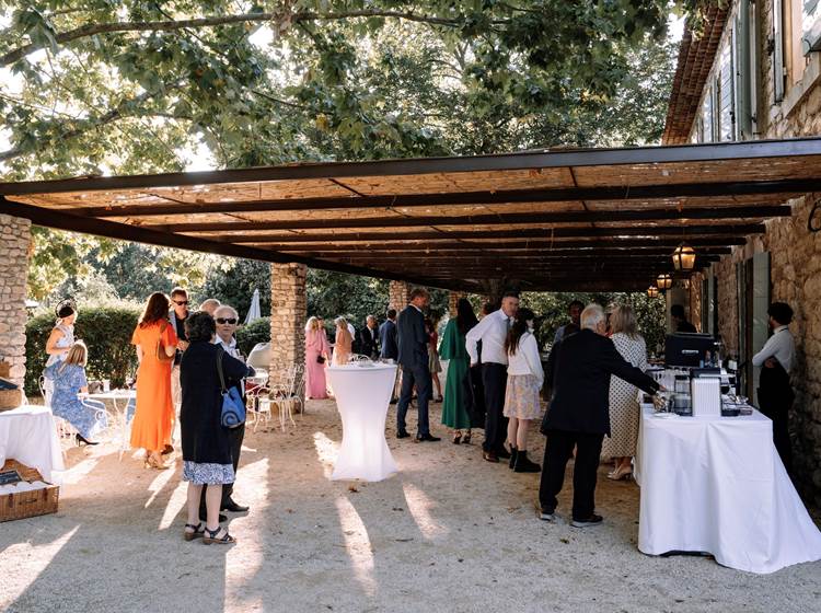 Petit déjeuner sous la pergola