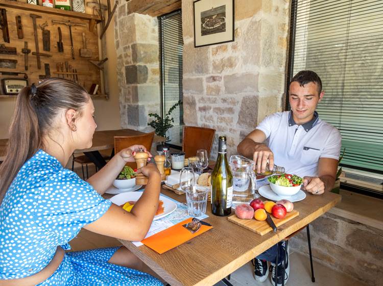 La convivialité servie à table : Profitez de nos repas dans une ambiance chaleureuse