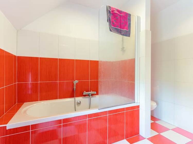 La salle de bain de la chambre Rouge égale à celle de la chambre Fuchsia mais..en concordance au niveau couleur.