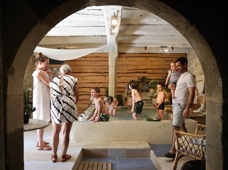 Session fraicheur dans le bain romain au Château de Saint-Chamarand dans le Lot