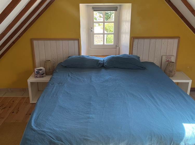 Une chambre (un lit double ou deux lits simples)