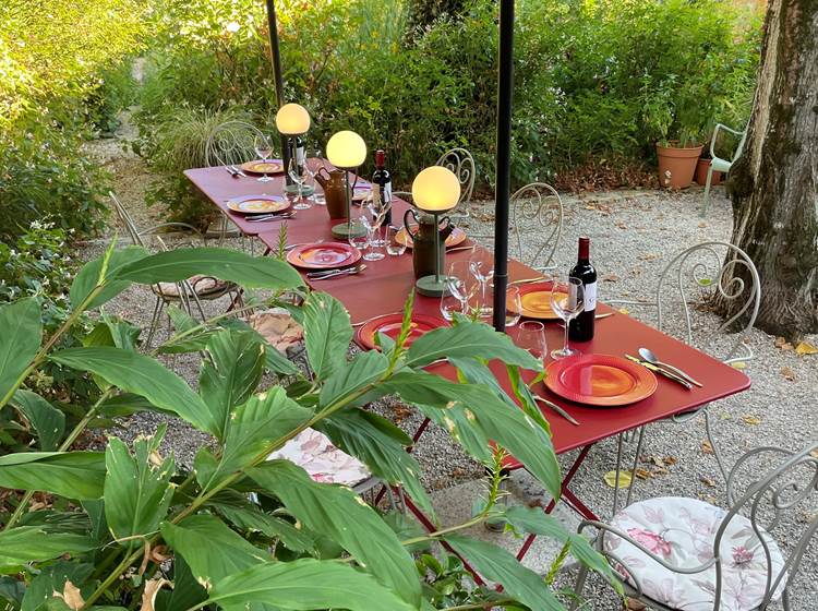 Dîner sur la terrasse dans le jardin