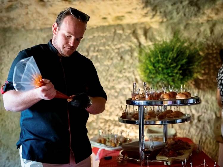 Nicolas Ouisse, des Délices de Sologne, saura vous préparer aussi bien un délicat buffet qu'une paëlla géante.