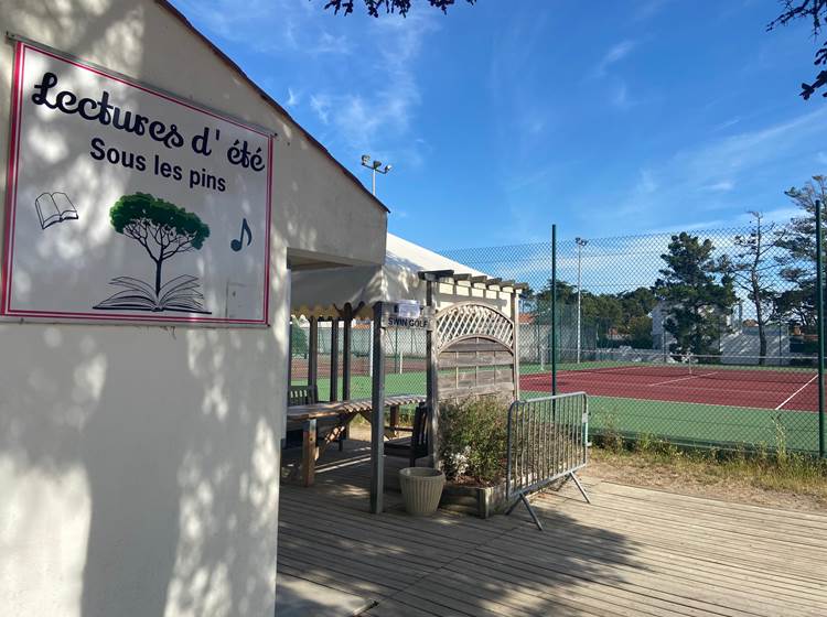cours de tennis et bibliothèque d'été pour lire à l'ombre des pins