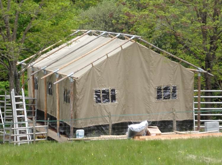 la construction de la tente safari