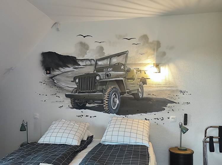 le-sherman-chambre-easy-red-jeep-1944-décoration-d-day-vintage-salle-de-bain-et-toilettes-séparées